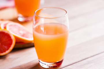Grapefruit juice and grapefruit slice 