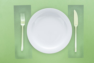 Küche, Kochen, Geschirr und Besteck auf grünem Granittisch, Draufsicht, Hintergrund