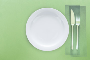 Küche, Kochen, Geschirr und Besteck auf grünem Granittisch, Draufsicht, Hintergrund