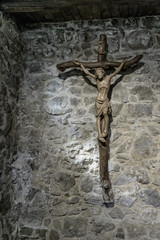 holzkreuz auf Steinmauer