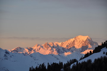 Obraz na płótnie Canvas Coucher de soleil sur le Mont Blanc