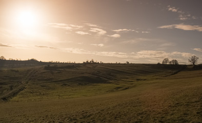 Fototapeta na wymiar Strahlender Sonnenschein über dem Tal