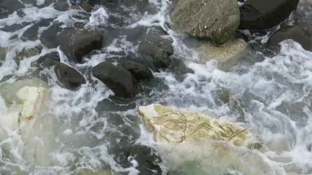 Mar Mediterraneo golpeando contra rocas.