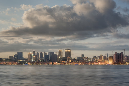A parte baixa de Luanda de madrugada e vista a partir da Ilha da Kianda. Angola