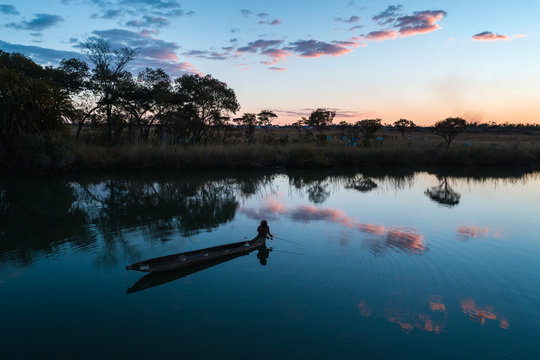 Pescador em canoa (mocoro) no rio Cubango em Angola