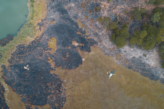 Helic&oacute;ptero aterrado na margem do rio Cubango na prov&iacute;ncia da Hu&iacute;la em Angola