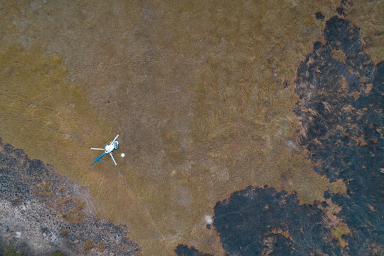 Helic&oacute;ptero aterrado na margem do rio Cubango na prov&iacute;ncia da Hu&iacute;la em Angola