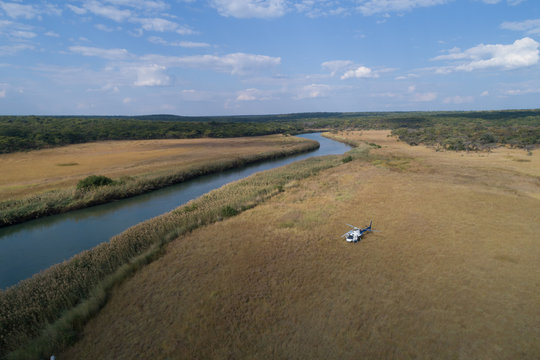 Helic&oacute;ptero aterrado na margem do rio Cubango na prov&iacute;ncia da Hu&iacute;la em Angola