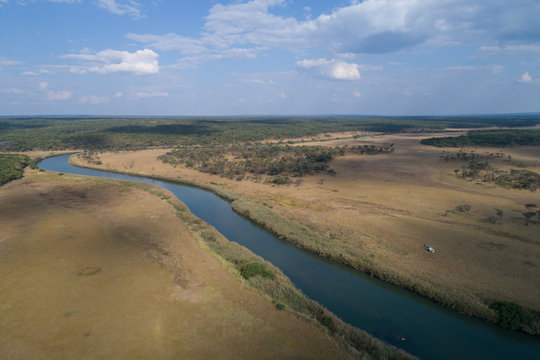 Helic&oacute;ptero aterrado na margem do rio Cubango na prov&iacute;ncia da Hu&iacute;la em Angola