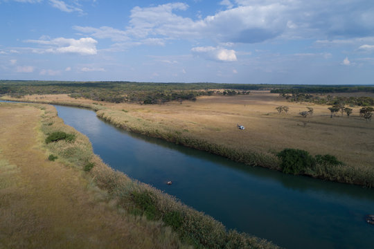Helic&oacute;ptero aterrado na margem do rio Cubango na prov&iacute;ncia da Hu&iacute;la em Angola