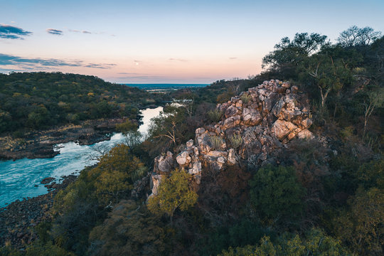 Rio Cubango ao final do dia, prov&iacute;ncia de Cuando-Cubango, Angola