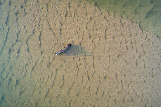 Pescadores artesanais em canoas (mocoros/macoros) no rio Cubango, prov&iacute;ncia do Cuando Cubango, Angola
