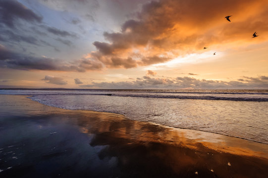P&ocirc;r-do-sol na praia de F&uacute;tila em Cabinda, Angola