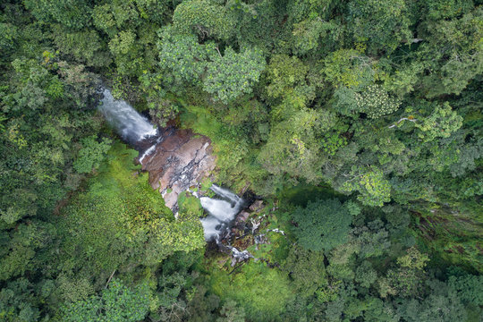 Quedas de &aacute;gua do rio Cuilo (Kuilo) na prov&iacute;ncia do Z&aacute;ire, Angola