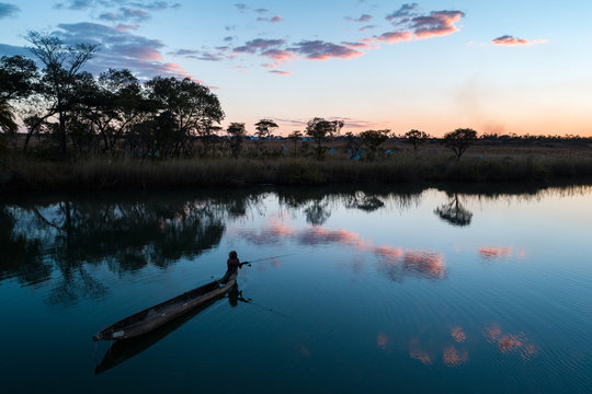 Pescador em canoa (mocoro) no longo do rio Cubango em Angola