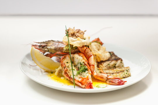 Camar&atilde;o, gambas grelhadas com peixe, lim&atilde;o e salada