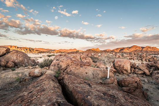 Ao cair da noite no Parque Nacional do Iona no Deserto do Namibe, aonde o tempo parece que para. Este lugar tem alma! Nas proximidades do Omauha Lodge. Prov&iacute;ncia do Namibe, Angola