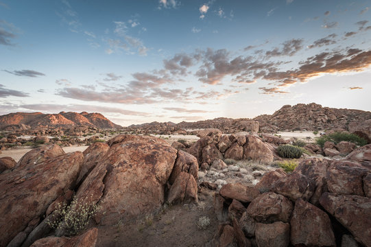 Ao cair da noite no Parque Nacional do Iona no Deserto do Namibe, aonde o tempo parece que para. Este lugar tem alma! Nas proximidades do Omauha Lodge. Prov&iacute;ncia do Namibe, Angola