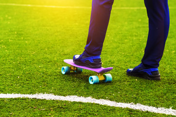 Obraz premium feet of a guy on a penny board. sport and hobbies. active life