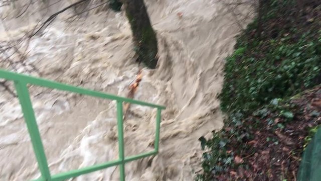 rivi&egrave;re en crue 