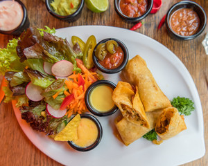 Mexikanische Quesadillas mit Salat und verschiedenen Dips