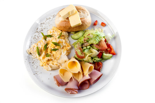 śniadanie na białym takerzu