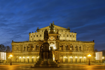 Obraz premium The historical center of the old city of Dresden. Dresden Opera house. Night scene.Saxony, Germany .