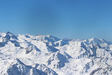 les hautes pyrénées sous la neige