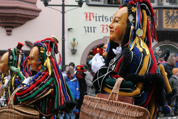 Fastnachtsumzug in Rottweil in Deutschland mit traditionellen Masken und Kostümen,...