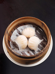  Steamed prawn dumpling in a bamboo steamer