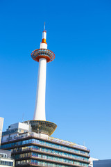 Obraz premium 京都駅前 京都タワーの見える風景