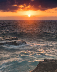 Obraz premium Overcast Sunrise Seascape and Rock Platform