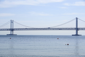 広安里ビーチから見た広安大橋