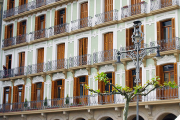 Hausfassade in der Altstadt von Pamplona
