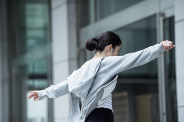 Dancer is practicing the choreography in the city   © Monet
