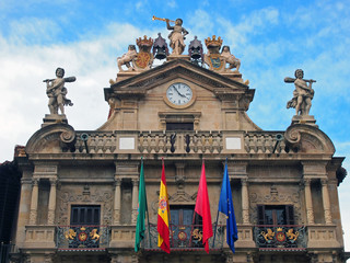 Der Giebel des Rathauses von Pamplona