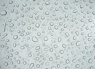 Heller Hintergrund mit Wassertropfen