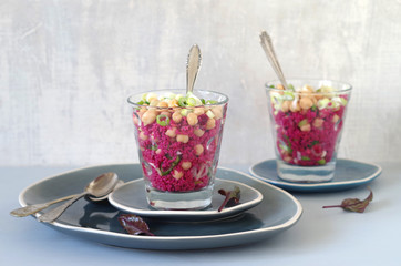 Rote Bete Couscous Salat mit Kichererbsen, Linsen und Lauchzwiebeln