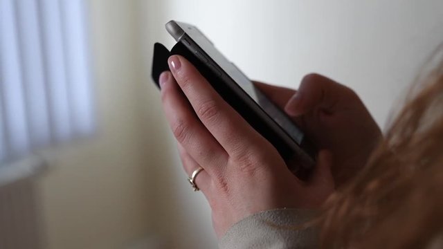 frauenh&auml;nde halten ein smartphone und tippen eine Nachrticht ein