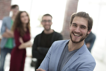 Obraz premium successful designer in the background of his team