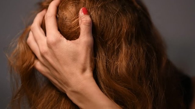 eine rothaarige Frau bewegt ihren kopf in Zeitlupe und hat eine erotische Ausstrahlung 