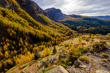 Fototapeta na wymiar Paysage de montagnes, les Alpes en automne.