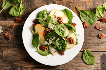 spinach salad with pecan and apple