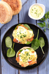 muffin with salmon and poached egg