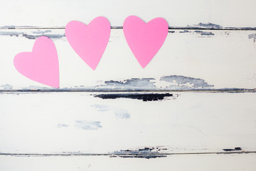 tre rosa hjärtan på vit vintage bakgrund med utrymme för egen text - obrazy, fototapety, plakaty