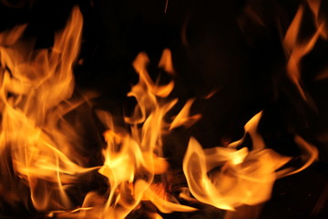 Feuer und Flammen in der Nacht - Lagerfeuer