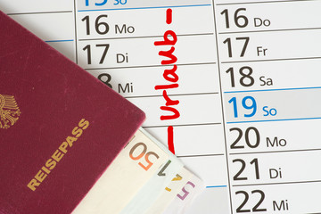 Ein deutscher Reisepass, Euro Geldscheine und ein Termin für Urlaub in einem Kalender