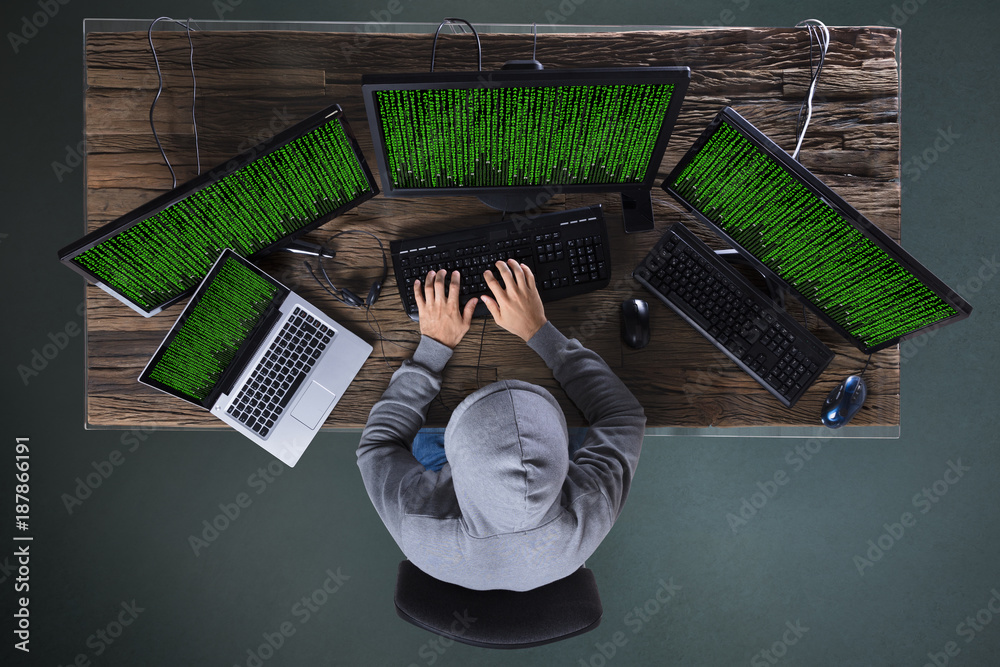Fototapete Hacker Hacking Multiple Computers On Desk