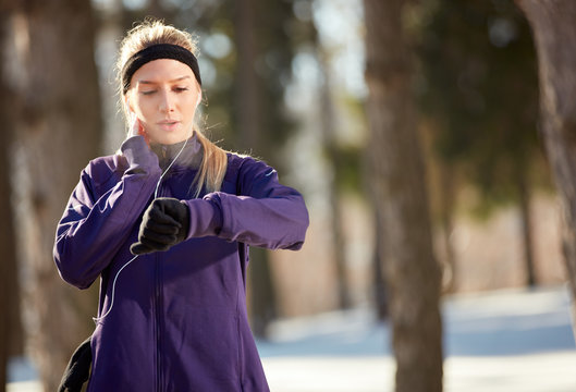 Sportswoman measure pulse during training