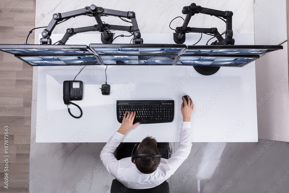 Aufkleber Security Guard Monitoring Multiple Camera Footage On Computer